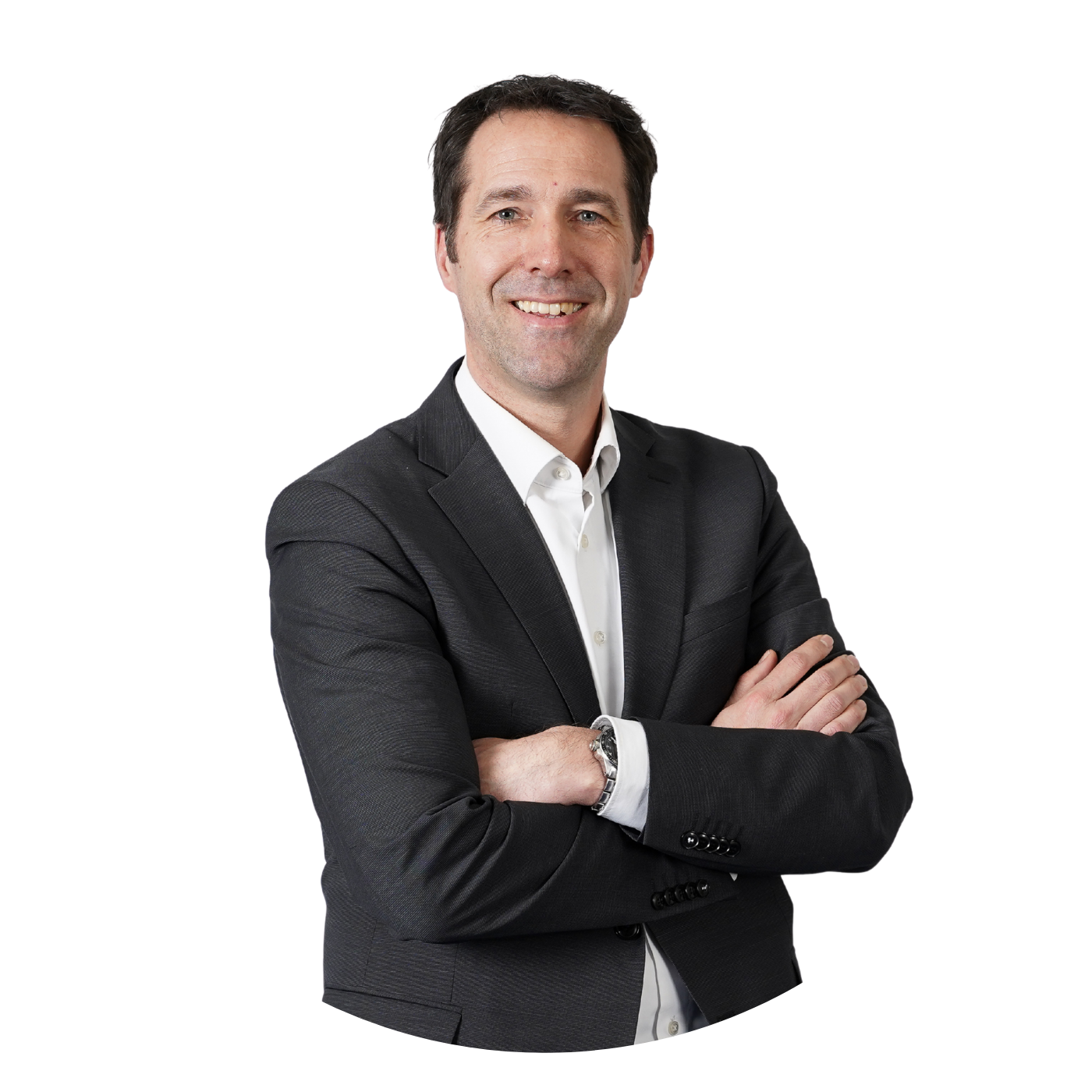 Ein Mann mit verschränkten Armen lächelt in die Kamera.